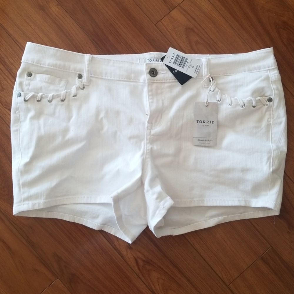 NWT TORRID White Shorts Size 18